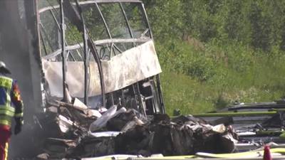 Bus brandt volledig uit op Duitse snelweg