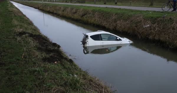 Automobiliste rijdt door heg een sloot in bij Beusichem en raakt gewond