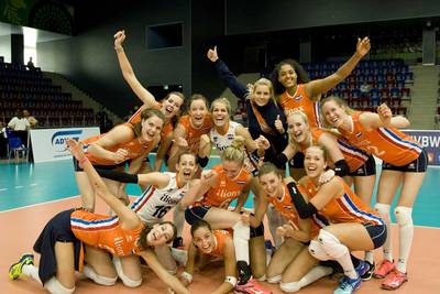 Volleybalsters foutloos in Apeldoorn