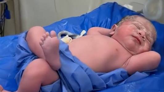 Baby ligt er na zijn geboorte wel heel opvallend ontspannen bij