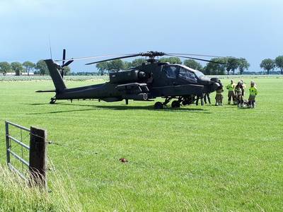 Rokende Apache maakt voorzorgslanding in weiland bij Oss