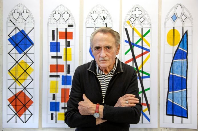 Harrie Gerritz, kunstenaar uit Wijchen, met achter hem ontwerpen voor de glas-in-loodramen die hij maakt voor de Sint Joriskerk in Amersfoort.