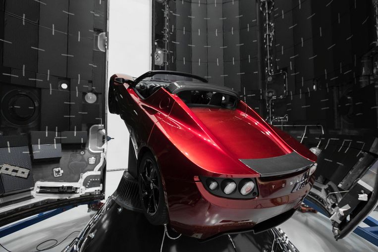 De Rode Tesla Roadster aan boord van de Falcon Heavy.