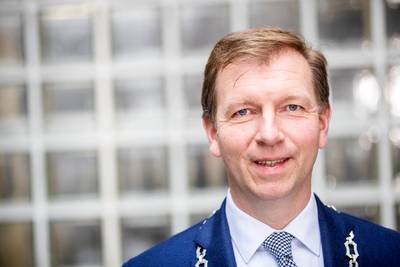 Burgemeester Kats van Veenendaal uit de running om hartoperatie