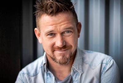 Johnny schaamt zich niet voor onderkin en Douwe Bob heeft ineens een broer