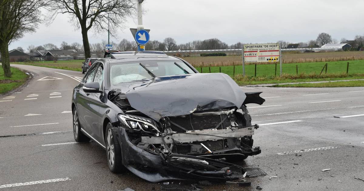 Lichtgewonde door ongeluk in Well, forse schade aan personenautos.