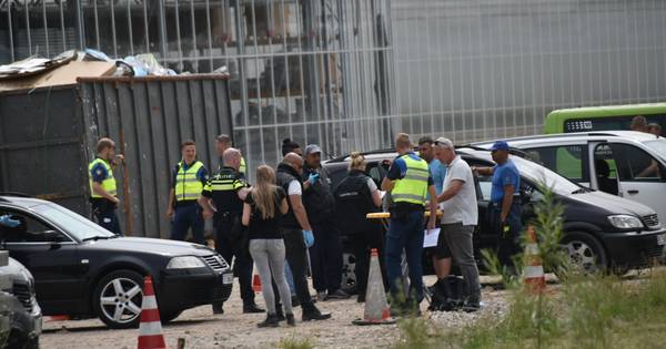 Grote controle in Zuilichem: uitzenders hebben vervoer arbeiders naar Dutch Berries niet op orde - B