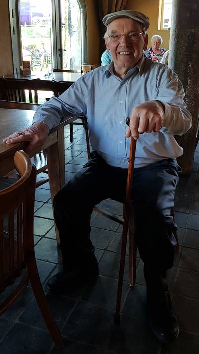 Koster Sjaan (1927-2020) hield van kaartspelen met zijn kleinkinderen
