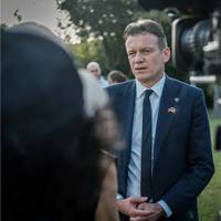 De zaak-Van Tigchelt is zo flagrant dat er maar één oplossing rest: verplichte ontluizing voor oud-regeringsleden