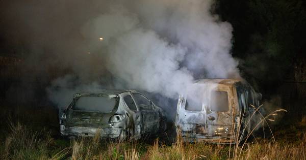 Twee auto's branden volledig uit op terrein van veroordeelde wapenhandelaar Jan B. - BN DeStem