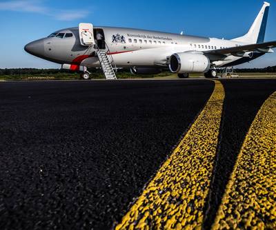 Dringen om te douchen voor de Oranjes in nieuw vliegtuig