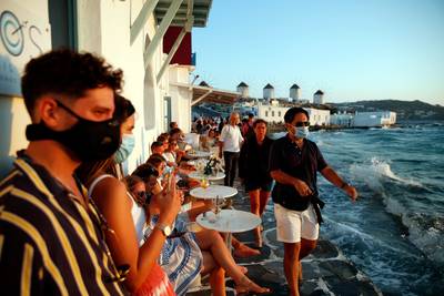 Le port du masque obligatoire dans plusieurs régions touristiques de Grèce