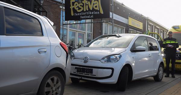 Bestuurster gewond bij botsing op parkeerplaats van feestwinkel in Doetinchem.