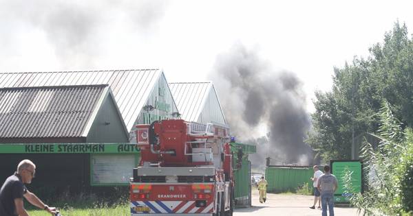 Brand bij autodemontagebedrijf in Bornerbroek | Almelo eo - Tubantia