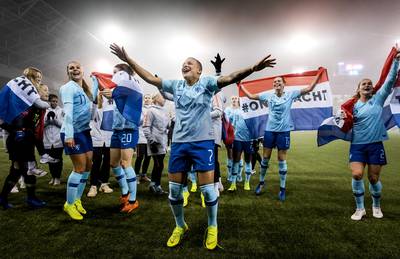 Fotoserie | Oranje Leeuwinnen door dolle heen na bereiken WK