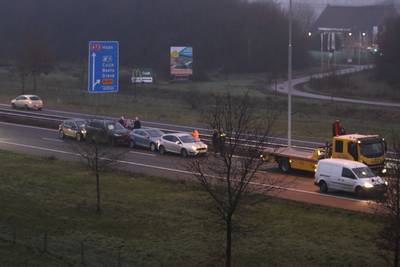 Weg weer vrij na ongeluk met zes auto's op A73, file neemt af