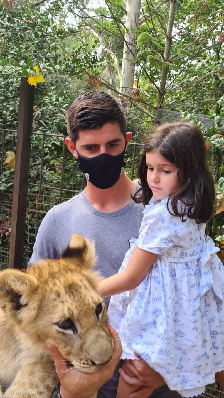 Vertederende beelden: Thibaut Courtois en kindjes Adriana ...