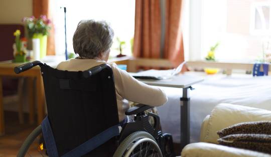 Prijzen woon-zorgcentra blijven fors stijgen: ‘Ouderen vrezen een financiële last voor hun kinderen te zullen zijn’