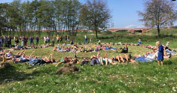 Festivalbezoekers Oversteek op bloemenregen getrakteerd
