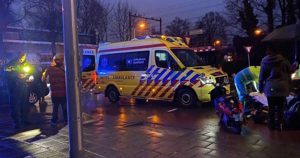 Scooterrijder gewond bij botsing met auto in Deventer.