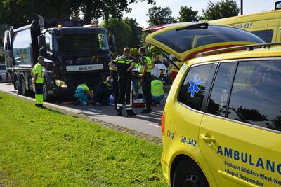 Vuilnisman gewond nadat auto over zijn voet rijdt op de Strijpenseweg in Prinsenbeek