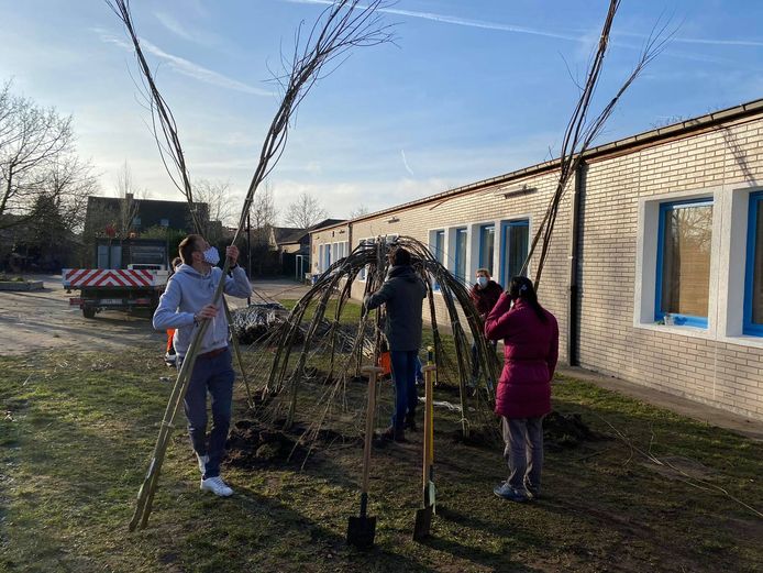 Ouders en leerkrachten bouwden de wilgenhutten.