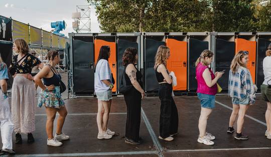 ‘Als iemand de deur hard laat dichtknallen, weet je dat er stront aan de knikker is’: dit gebeurt er op de toiletten van Rock Werchter
