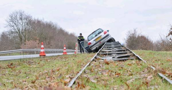 Man wordt onwel achter het stuur en rijdt op de vangrail