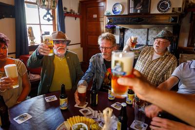 Fans brouwen speciaalbier voor Normaal-zanger Jolink: ‘Een sterke jongen, je proeft de Achterhoek’