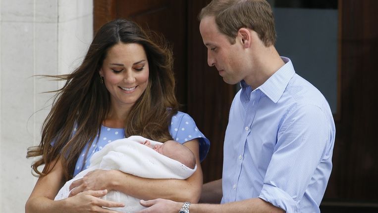 Kate en William stellen hun eerste zoon George voor.