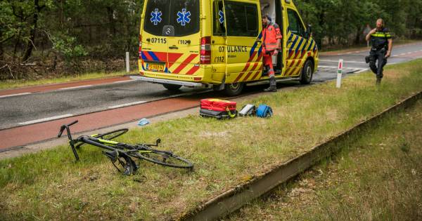 Ernstig gewonde wielrenner bij Deelen mogelijk aangereden.