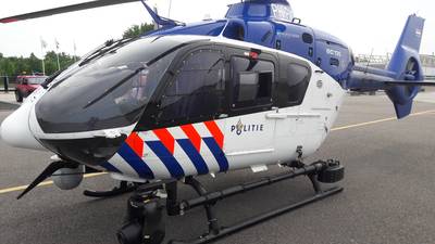 Politieheli ziet slingerende auto op A73