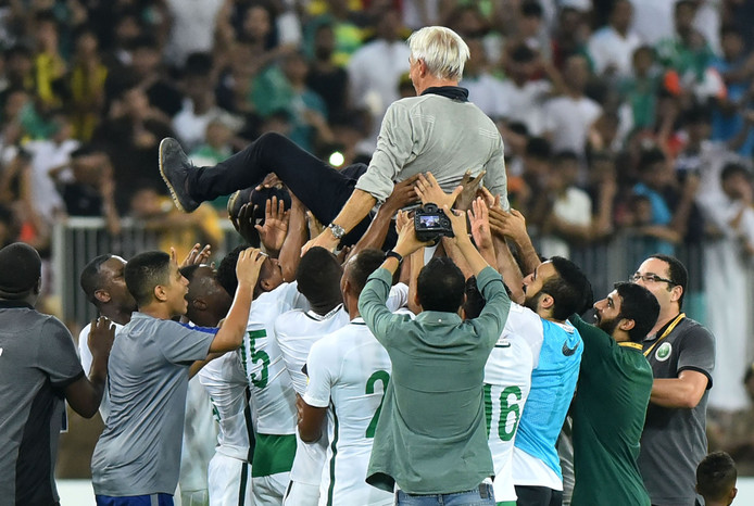 Bert van Marwijk gaat op de schouders bij zijn spelers na de plaatsing voor het WK 2018 op 5 september 2017. Tien dagen later werd hij vervangen voor Edgardo Bauza.