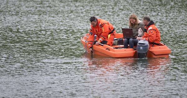 Duikers doorzoeken visvijver Geulle | Binnenland - AD.nl