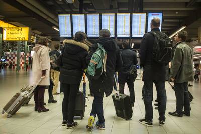 Gestrande reizigers Schiphol in hotels en op veldbedden de nacht in