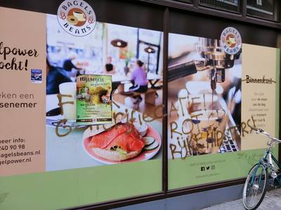 Vandalen bekladden nieuwe Bagels & Beans in Nijmegen: ‘Rot op rijke hipsters’