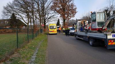 Kabel slaat om autospiegel, man bij landgoed Nergena gelanceerd