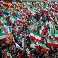 In München kwamen tienduizenden Iraniërs protesteren tegen regime: ‘Mijn vijanden zitten in Iran, niet daarbuiten’
