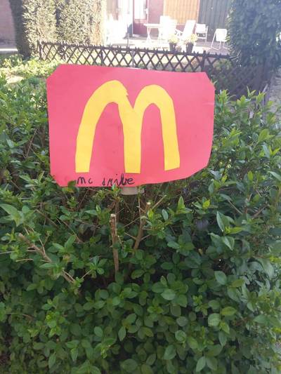 Kim (6) en Nikki (2) uit Beek maken een McDrive voor oma en opa