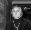 Marlon Brando sloeg hem vijf tanden uit, Elvis Presley liet zijn banden leksteken, Sean Penn spuugde op hem: überpaparazzo Ron Galella