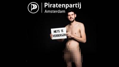 Lijsttrekker Amsterdamse Piratenpartij poedelnaakt op campagneposters