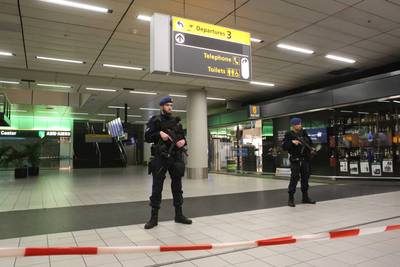 Man dreigt met bom op Schiphol: verdachte overmeesterd