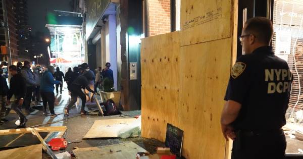New York Verlengt Avondklok Na Nieuwe Plunderingen Protesten In