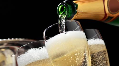 Minder dan 10 euro voor fles champagne: ongeziene promoties voor feestdagen door prijzenoorlog 