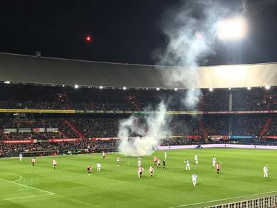 Vuurwerk op het veld legt duel Feyenoord even stil
