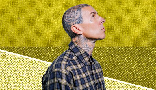 ‘Ik vind littekens cool’: Travis Barker over zijn vliegtuigcrash, zijn huwelijk met een Kardashian en zijn passie voor de drums
