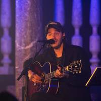 Tom Smith klein en intiem in de Sint-Jakobskerk van Brugge: de perfecte echoput voor zijn zielenroerselen en pathos ★★★★☆