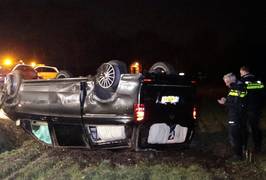 Auto begrafenisondernemer vliegt over de kop