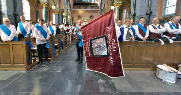 Gewijd water voor het Overasseltse vaandel