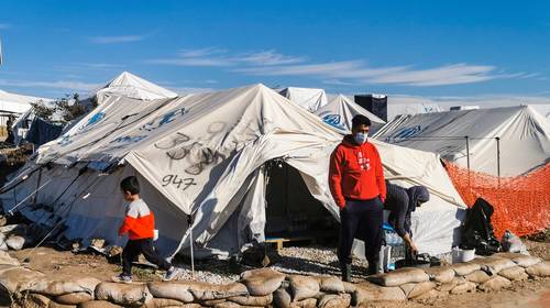 Vluchtelingen op Lesbos mogen door avondklok één keer per week 3 uur naar buiten